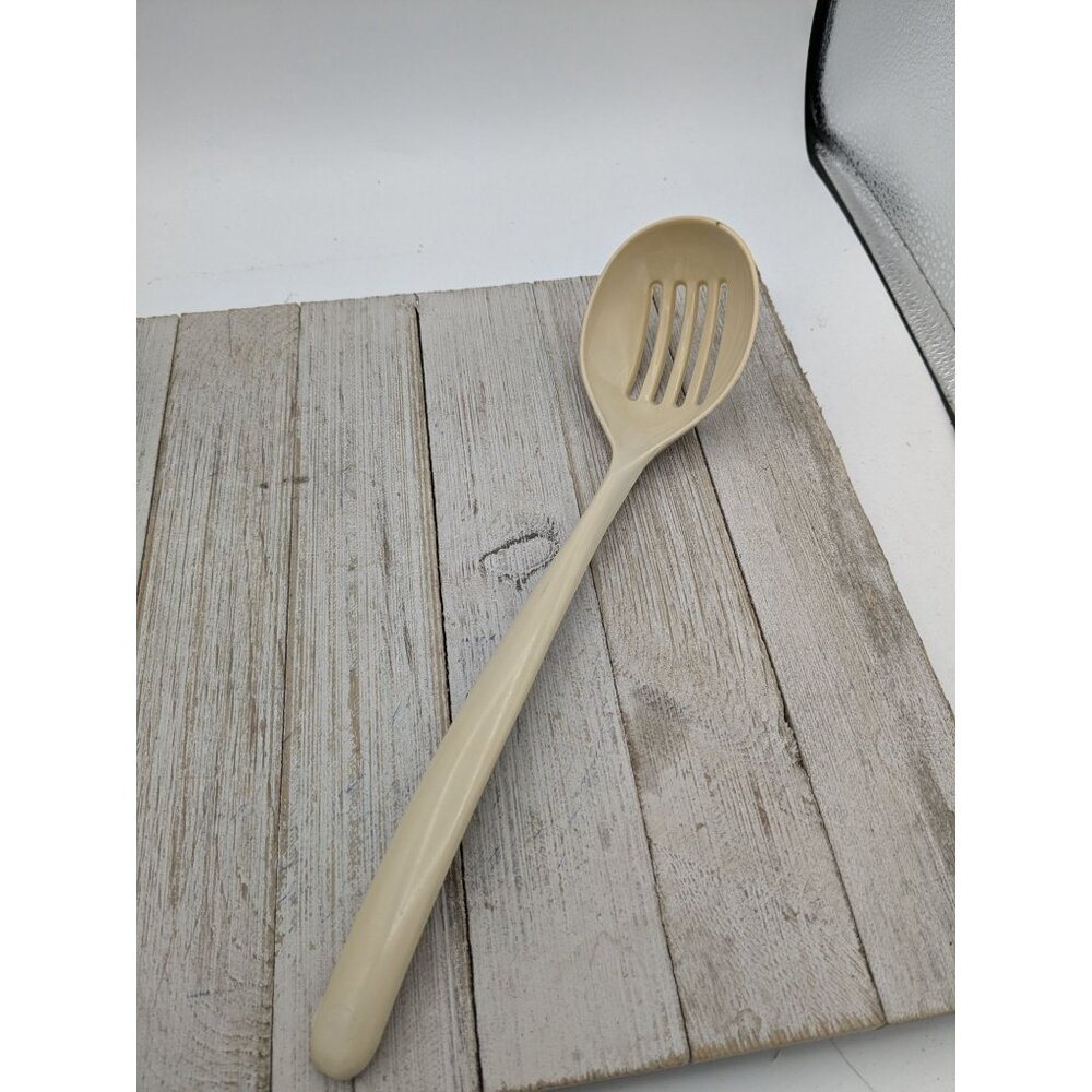 Vintage Unbranded Beige Slotted Nylon Plastic Serving Spoon USA 11 3/4"